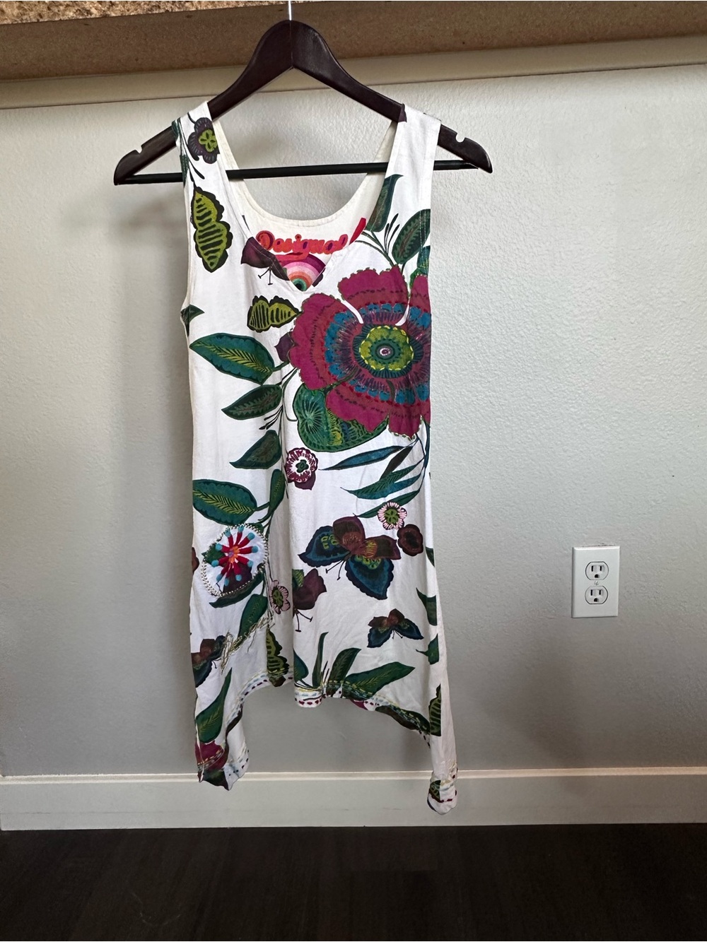 Sleeveless Casual Dress with Embroidery